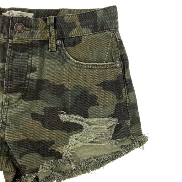 FREE PEOPLE We the Free Camo Combo Distressed Raw Hem Cutoffs Size 24 - Picture 4 of 14